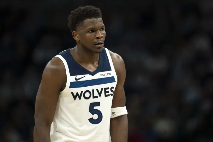 揚(yáng)尼斯·安特托昆博解釋在家中被噓后做出的雙重豎中拇指手勢(shì)